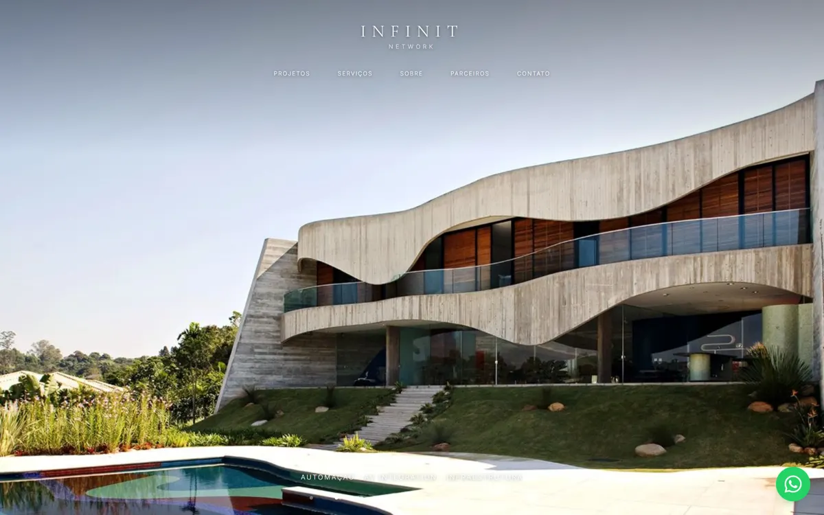 Página inicial atual da Infinit Network no computador: foto de casa em tela cheia e a frase Automação, AV Integration, Infraestrutura em letra pequena no rodapé da foto